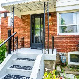 2 Bedroom East-York bungalow, hotel u gradu Toronto
