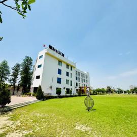 PLAY RIVERIA VALLEY RESORT Greater Noida, hotel em Grander Noida