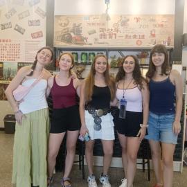 Riverside International Youth Hostel阅江老院青年旅舍, hotel di Chongqing