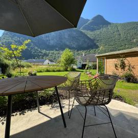 Flåm Tinyhouse with a Waterfall View، فندق في فْلام