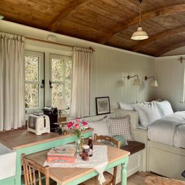 비엘삼에 위치한 호텔 The Green Shepherd, a charming authentic cabin surrounded by beautiful countryside