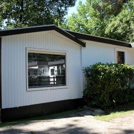 Ruim en sfeervol chalet aan de rand van het bos, hotelli kohteessa IJhorst