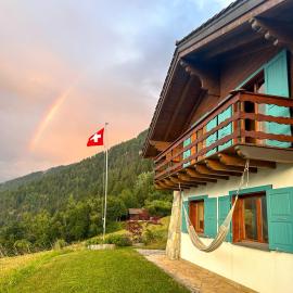 Chalet l'Aiglon Valais - Vue, Confort, Jacuzzi، فندق في Grône