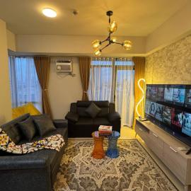 Modern Spacious 2BR 68 sqm Condo in Manhattan Heights Pool View, viešbutis Maniloje