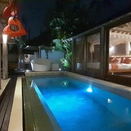 Private Vacation Rentals Pool Villa, 4Bedrooms, 4Bathroom, with Free Airport Pick, hotelli kohteessa Denpasar