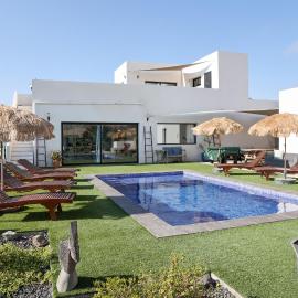 Villa Koa - Riders Surf n Bike, хотел в Roque