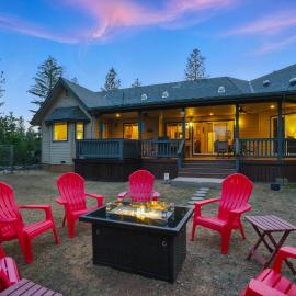 Moonrise Lodge - A Large Vacation Home in Mariposa: Mariposa şehrinde bir otel