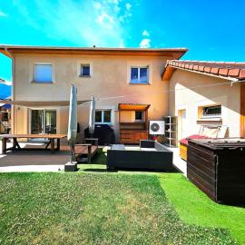 Suréquipée avec cuisine extérieure, climatisation, hotel v destinaci Pontcharra