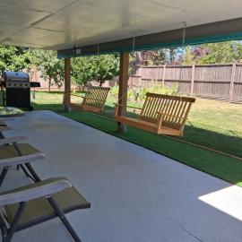 5 Beds 3 Full Bathrooms 3 Bedrooms, Quiet Day & Night, 15 Minutes Walk to 2 Beaches, Large Guest Yard, Kids Gym & Games, 4TVs, Breakfast, WorkStation, Laundry, Kitchen, hotel in Victoria