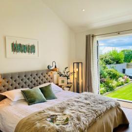 The Cuckoo's Retreat - Luxurious home with private garden & jacuzzi