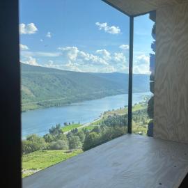 Architect designed sleeping box in barn، فندق في Nos