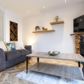 Wheatcroft Sleeps 7 Long Stays Parking and Wi-Fi, hotel in Swindon