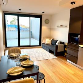 Modern 2 Bed 2 Bath Apartment with Parking opposite Westfield Doncaster, hotel i Doncaster