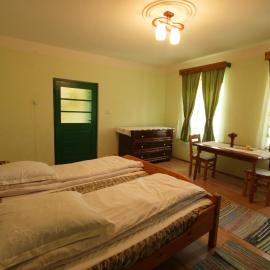 Tri Feresti, Hotel in Curciu