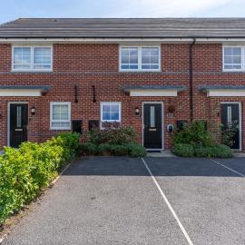 Walk To Airport - 3 Bedrooms x2 Driveway - EV Charging - Washer & Dryer, hotel a Liverpool