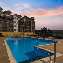 Lake Front Luxury 3 Bed 2 Bath - SeasonalPool - Boat Dock, hótel í Camdenton