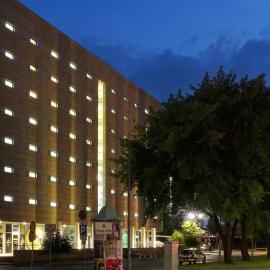 DS Za Kolumnami, hotell Krakówis
