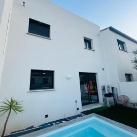 Belle chambre dans villa neuve avec piscine, hotel in Perpignan