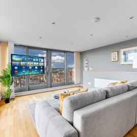 Central Bedford Penthouse with Balcony & Parking