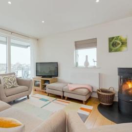 Sorrel House - stunning lakeside family home with very comfortable beds and dog friendly, free spa access, hotel in Somerford Keynes