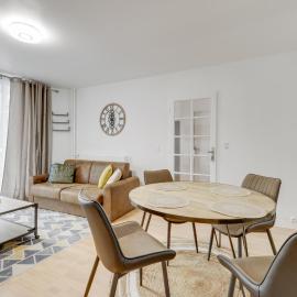 Spacious and comfortable apart with parking