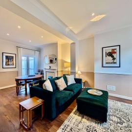 Stunning House With Private Backyard, hotel Sidcupban