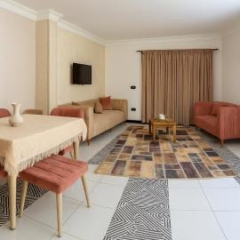 3BR Apartment Near Cairo Airport Cozy Bright, first District, hotell i Obour