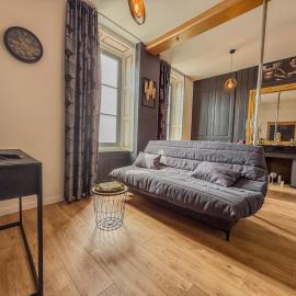 T2 en centre-ville d'Illiers-Combray - parking- lit king size - terrasse, מלון בIlliers