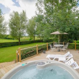 2 Luckington Stables-W8322, Hotel in Holcombe