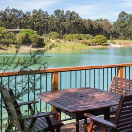 Wirraway Luxury Chalet | Lake Views | Private Gardens, Hotel in Wilyabrup