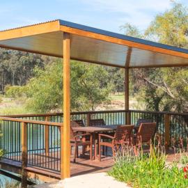 Wirraway Luxury Chalet | Lake Views | Private Gardens, hotel a Wilyabrup