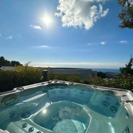 " Les mouettes Bandol "- avec jacuzzi privé, hotel in Bandol