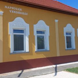 Napsugár Vendégház, hotel in Apátfalva