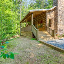 4 Mi to Fall Branch Falls: Peaceful Cabin w/ Deck، فندق في Cherry Log