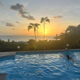 Appartement vue mer avec piscine: Les Anses-dʼArlets şehrinde bir otel