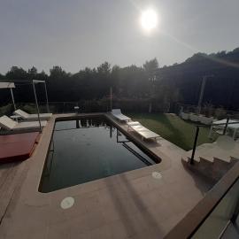 Villa con piscina privada, 2 jacuzzis y barbacoa, מלון בבניקאסים