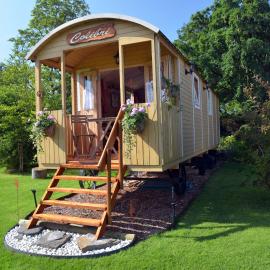 Insolites à Chimay - Les roulottes à Rièzes, хотел в Шиме