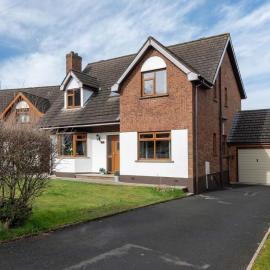The Heights - quiet detached home - stunning views, hotel in Belfast