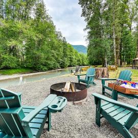Gateway to Mt Rainier: Riverfront Haven w/ Hot Tub