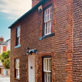 Beautiful 250 yr old, 3 Bedroom Cottage near the Beach