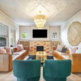 Hacienda Flamingo Unit 1 - Spacious Designer Flat with Sunroom & Style