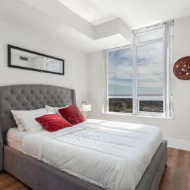 Viesnīca Lavish 2BR 2Bath Condo Steps to Square One Mall pilsētā Misisoga