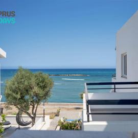 Sea Front Luxury Apartment, hôtel à Oroklini