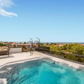 Gorgeous Apartment In Vir With House Sea View, hotel vo Viry