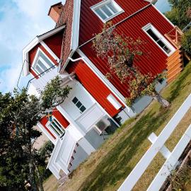 Rotes Småland - Haus, Schweden, ideal für Familien, See in der Nähe, hotel in Silverdalen