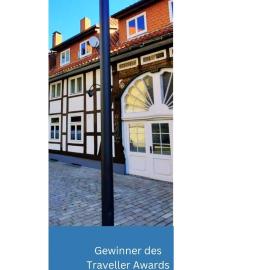 Große 78 qm Altstadt Wohnung 'FACHWERK & FLAIR' Familien- Geschäftsreisende, Monteurswohnung, Innenstadtlage, ruhig, modern, 900 m Bahnhof, 24 Std Check-in, WLAN, Küche, 5 Personen, öffentlicher Parkplatz direkt neben dem Haus, hotell i Herford