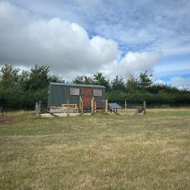 1 Bed Hut - Sleeps 2 - Parking - Smoking