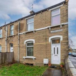 Huddersfield Central 3BR House - Sleeps 11, Near University & Station - Workspace & Fast WiFi, hotel in Huddersfield
