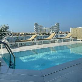 Palm Jumeirah Beachfront private pool villa 5 BR & 1 maids room with access to beach, viešbutis Dubajuje