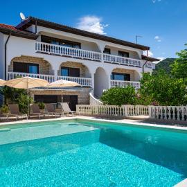 Apartments Villa Verica - Mit Meerblick & Pool auf der Insel Rab, khách sạn ở Banjol